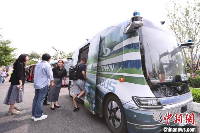 活力中國(guó)）“聰明車(chē)”開(kāi)上“智慧路” 北京無(wú)人車(chē)“駛”向全球