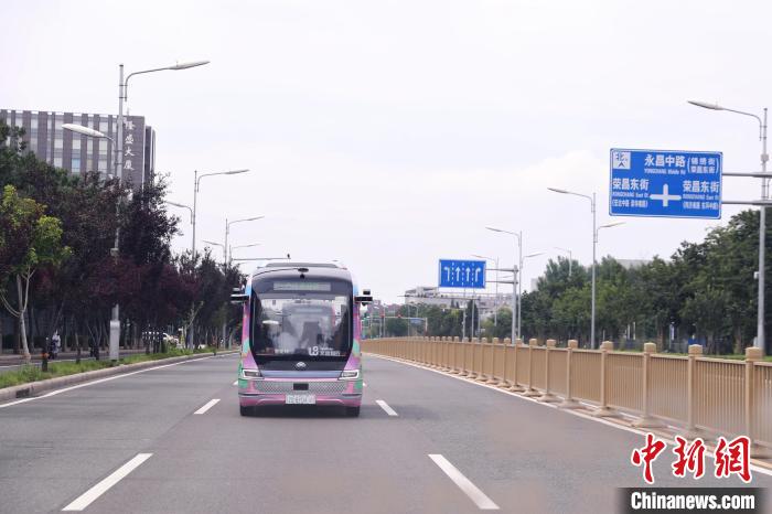 活力中國）“聰明車”開上“智慧路” 北京無人車“駛”向全球(圖2)